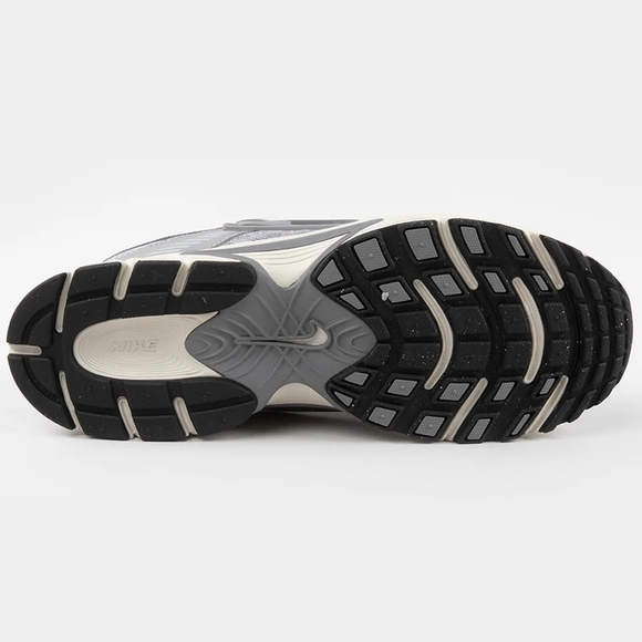 Men's Nike V5 RNR - Picture 4 of 7